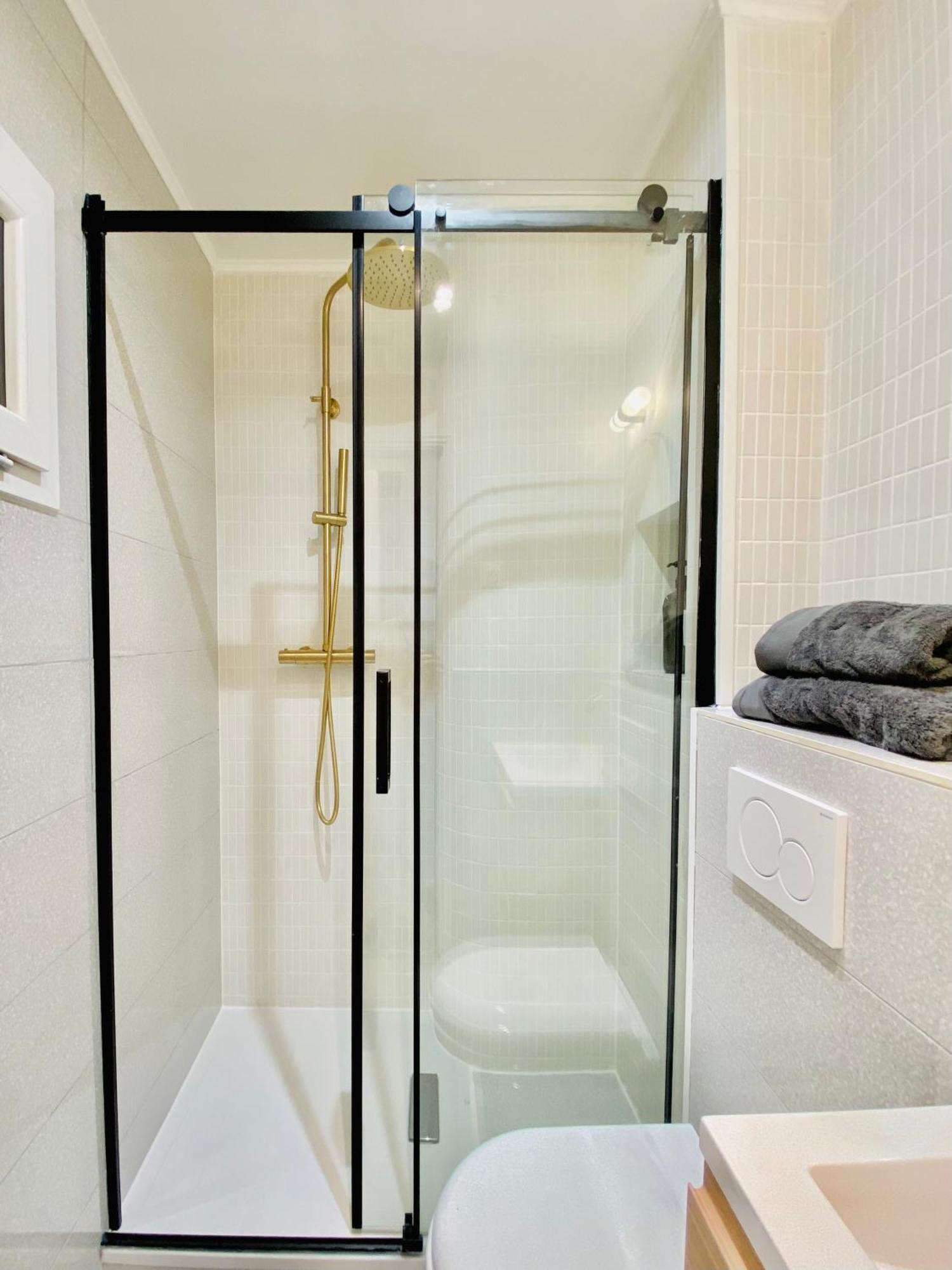 Newly Renovated Apartment With Balcony, Ac, Fiber Internet Monte Carlo Ngoại thất bức ảnh